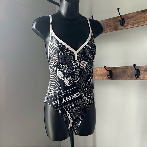 DKNY women’s NEWSPRINT BLACK WHITE Graphic T-Back One-Piece Swimsuit size M NEW - Picture 5 of 6